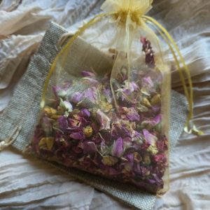 Handgemaakte rozen geurend zakje – rozen etherische olie – rozen bladjes en rozen knoppen – 40gr